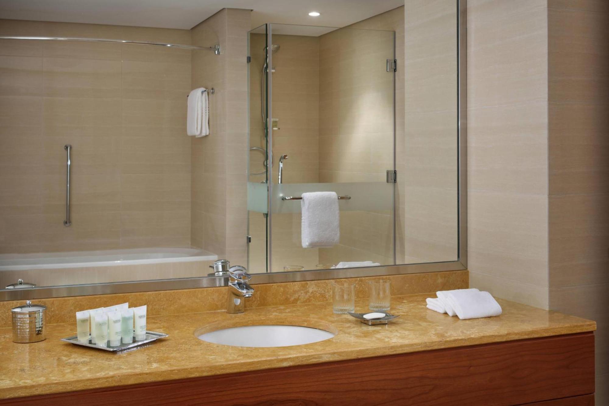 Courtyard By Marriott Kuwait City Екстер'єр фото