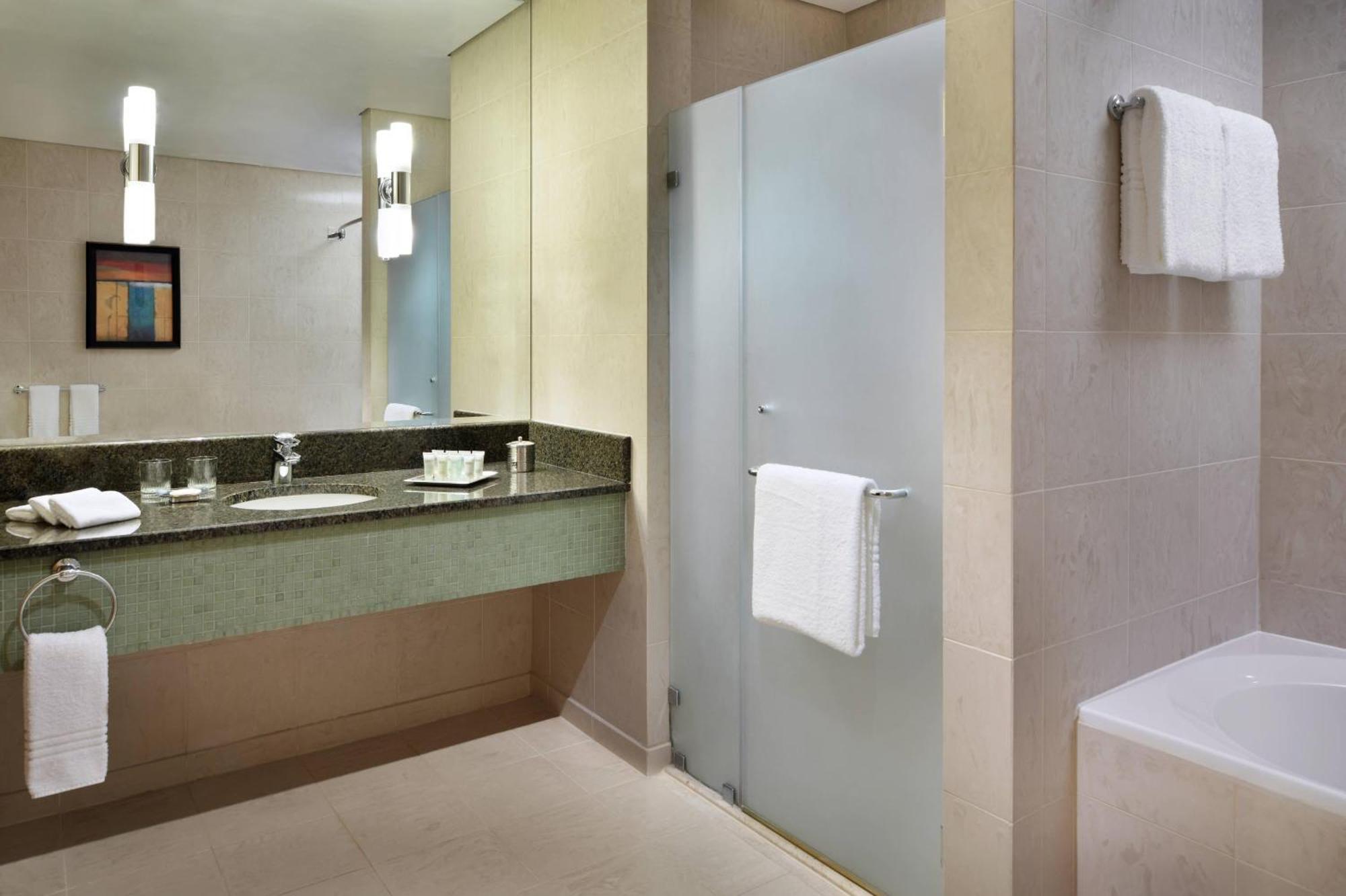 Courtyard By Marriott Kuwait City Екстер'єр фото