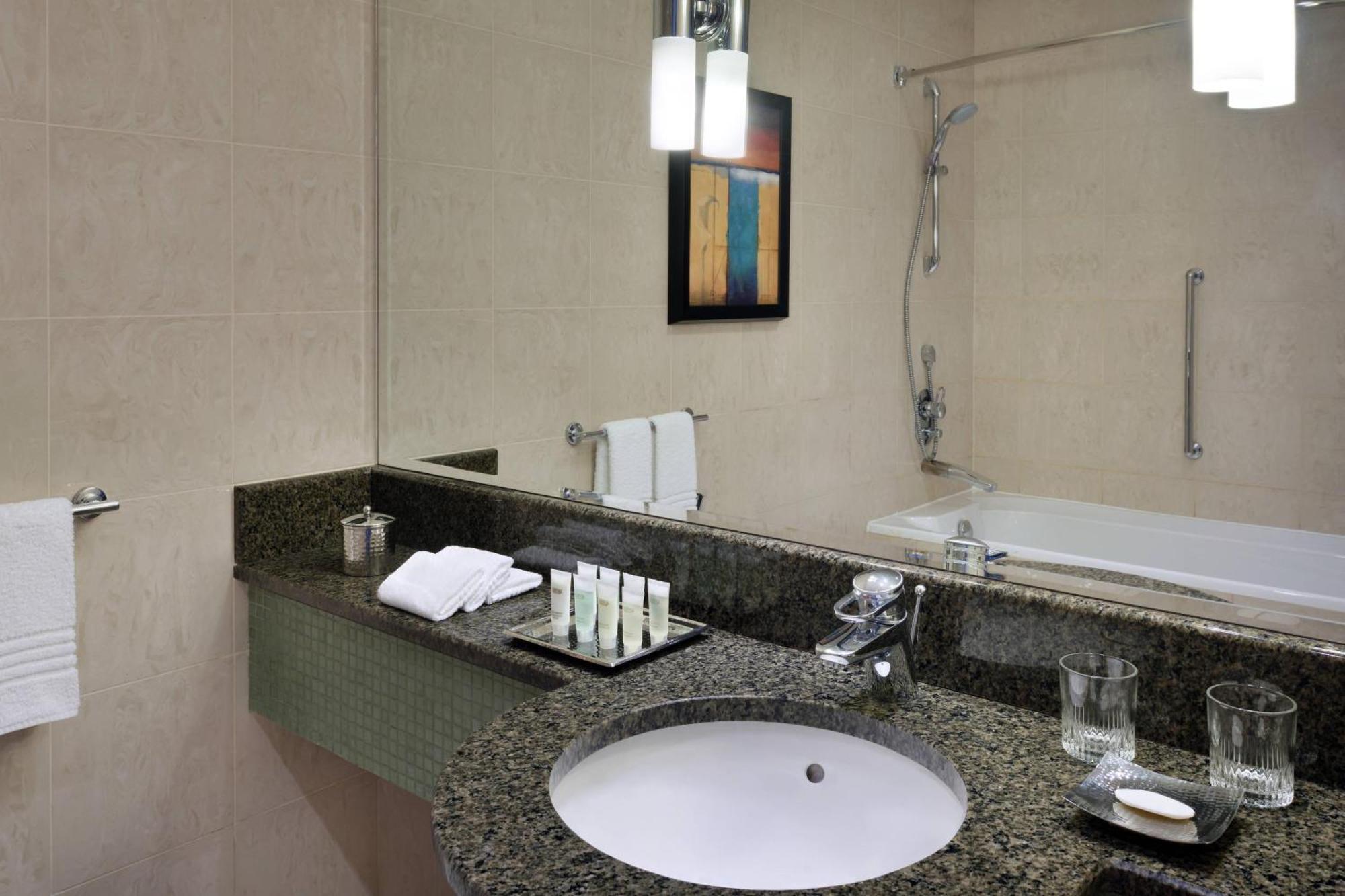 Courtyard By Marriott Kuwait City Екстер'єр фото