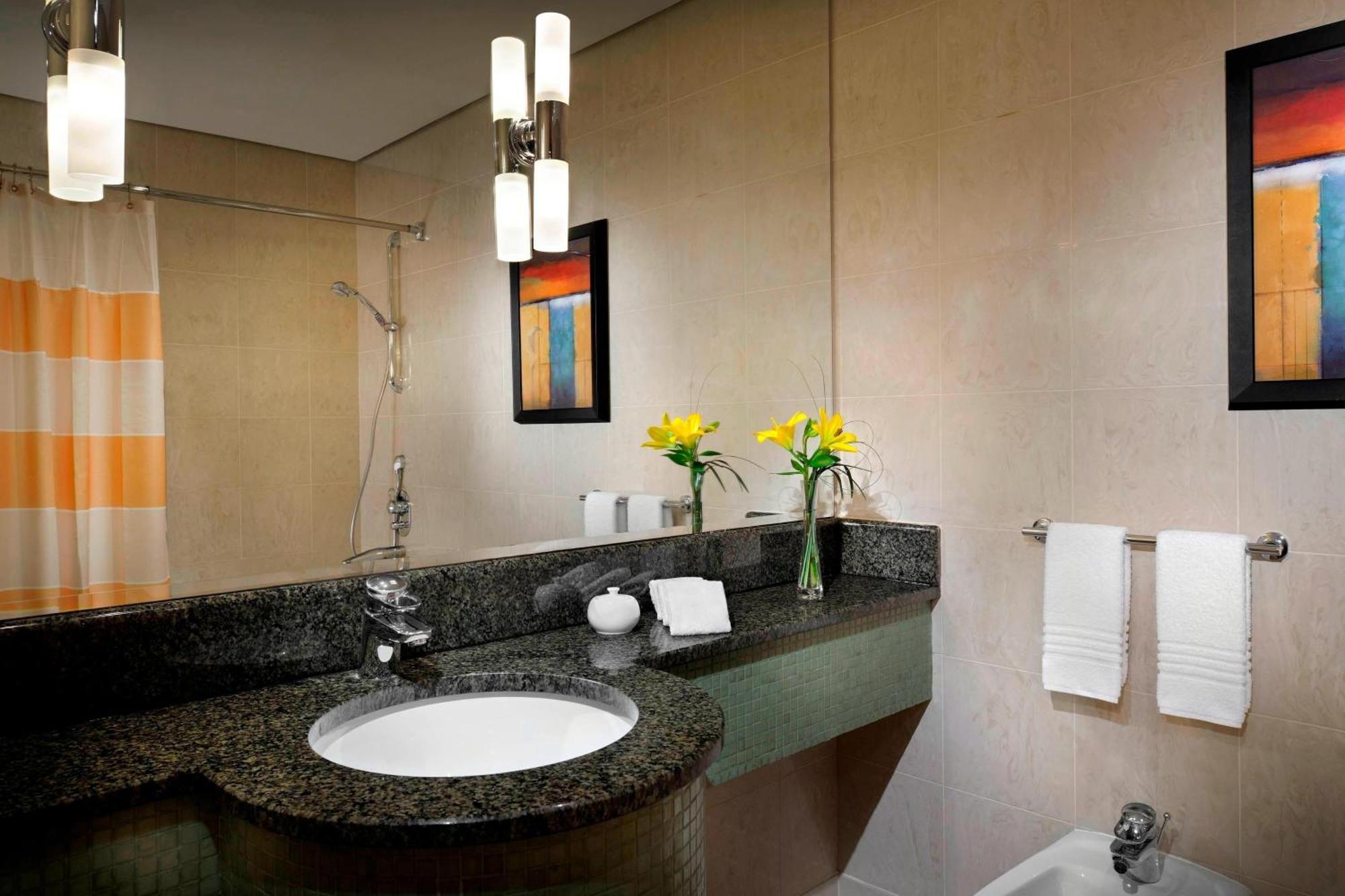 Courtyard By Marriott Kuwait City Екстер'єр фото